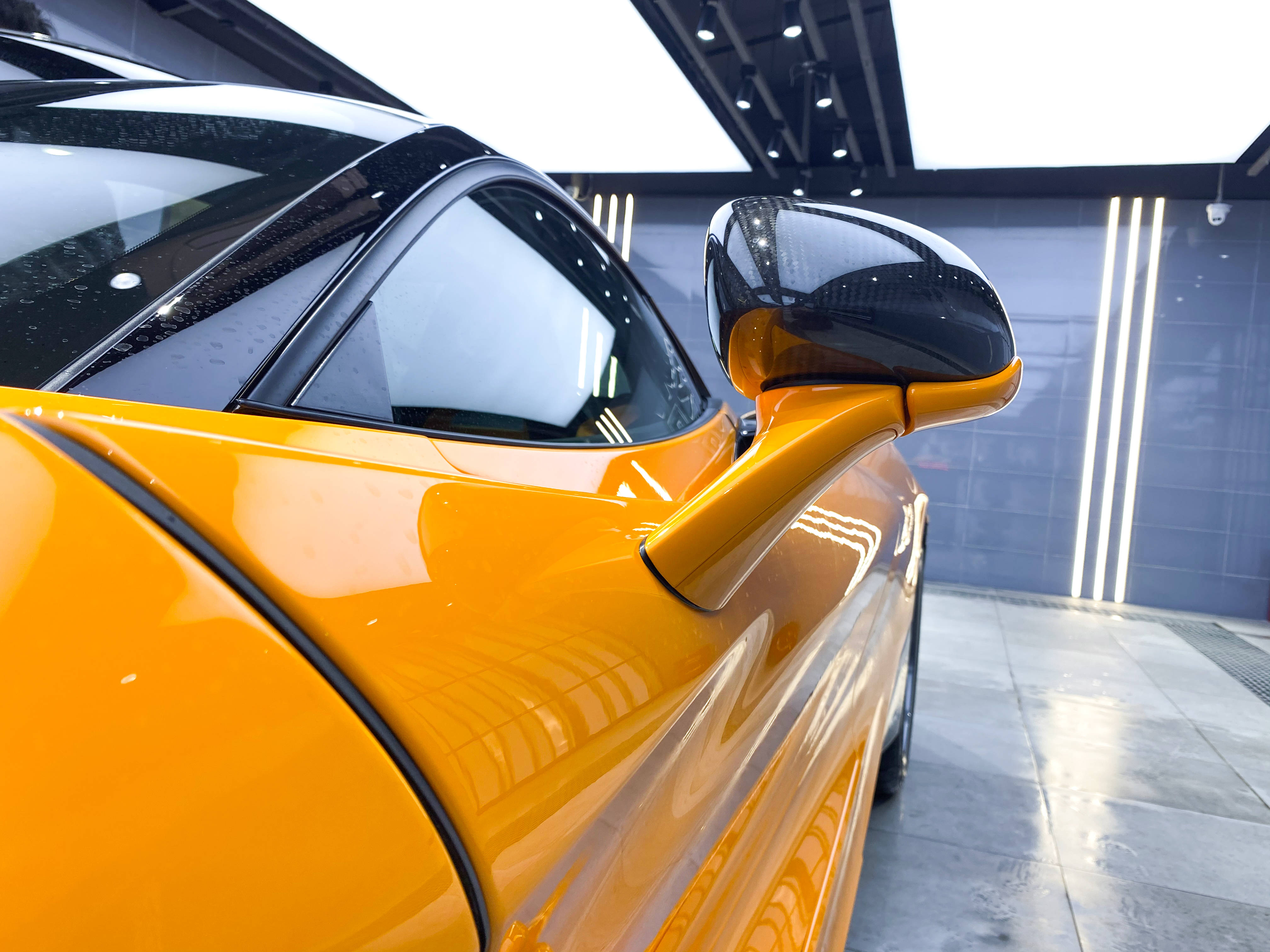 橙色的迈凯伦施工隐形车衣