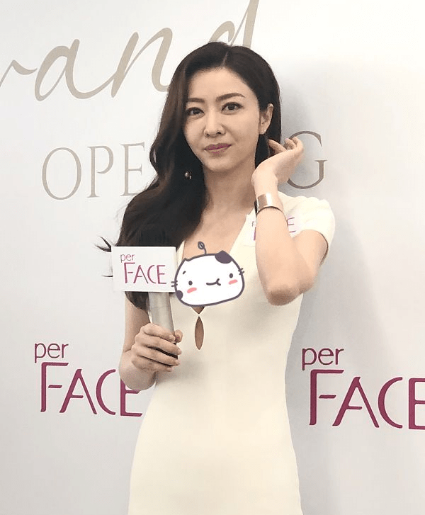 设计 熊黛林身穿拖地的长裙,大长腿藏不住,释放性感魅力