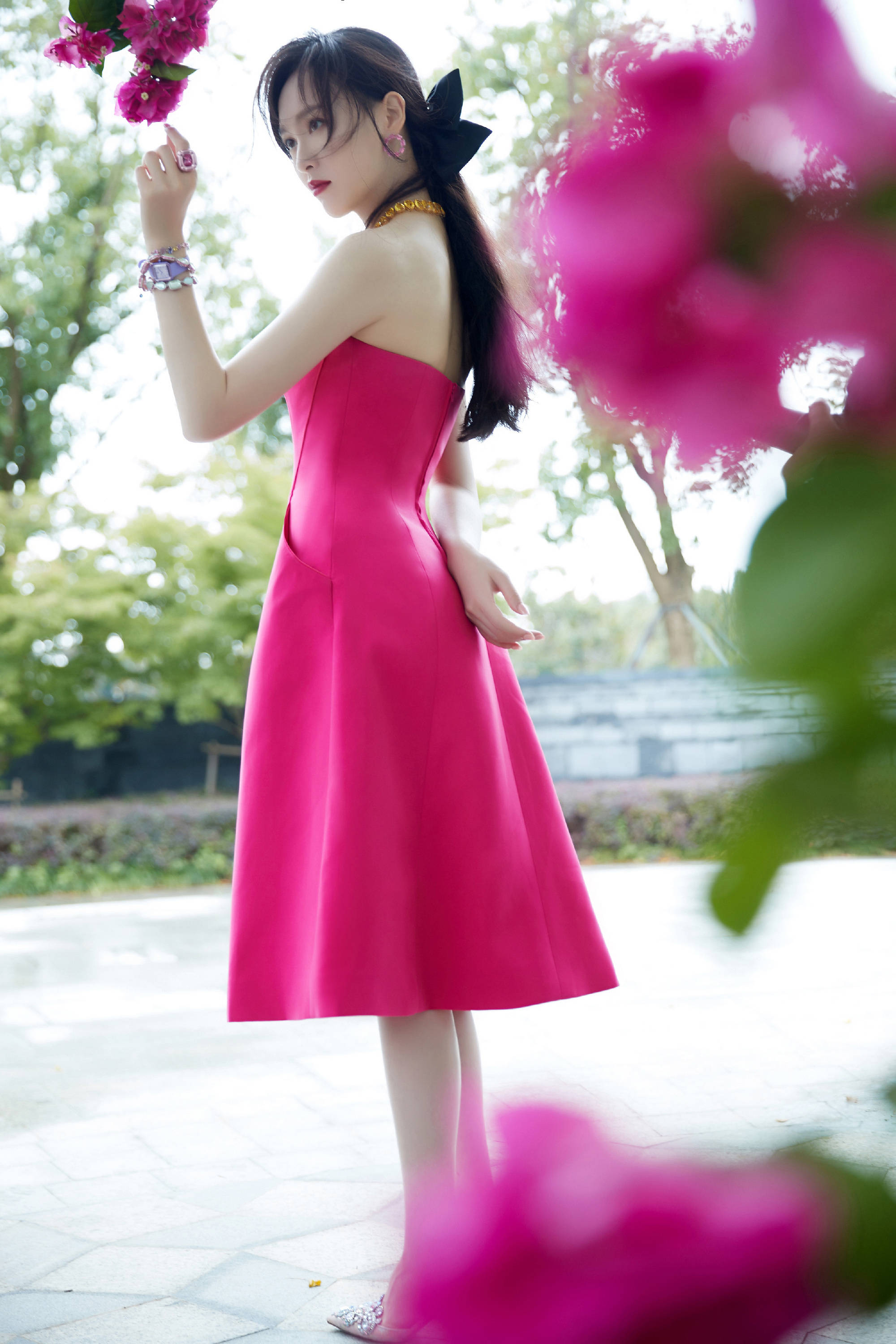 9 搜狐娱乐讯 10月13日,唐嫣出席某品牌活动造型图释出,一袭粉色抹胸