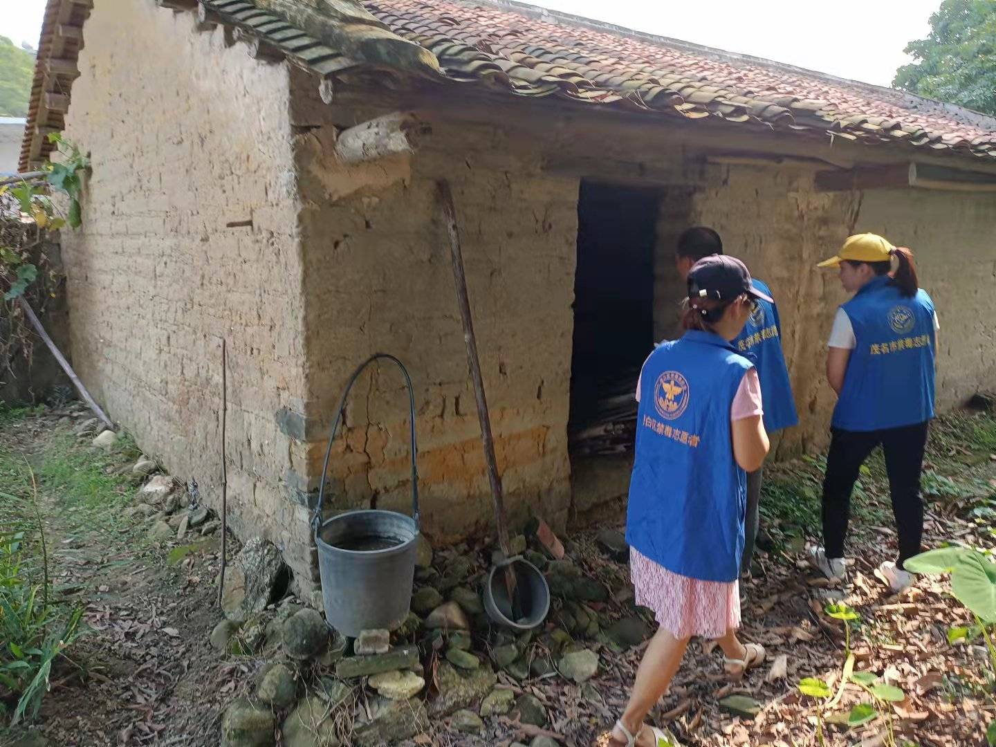 2021年10月14日,罗坑镇目力村组织禁毒志愿者在辖区