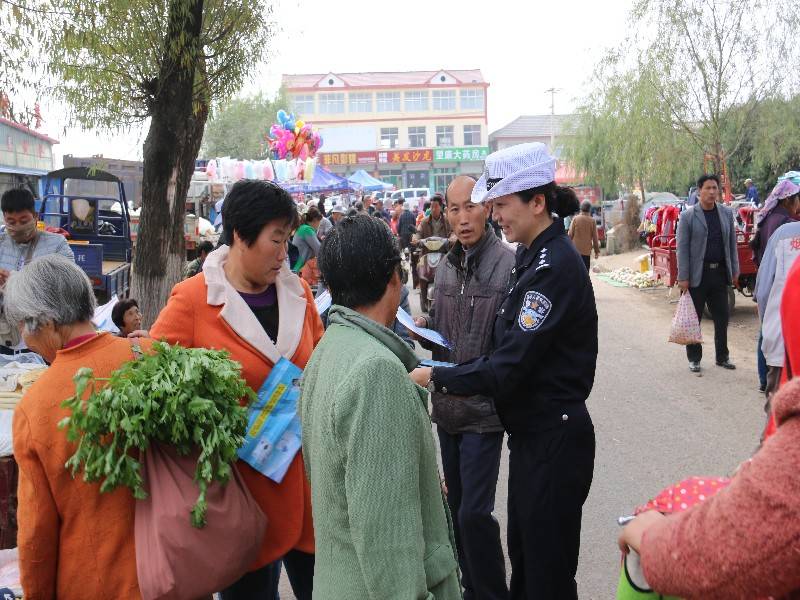 莒南交警组织农村劝导员深入集市开展秋季交通安全劝导活动