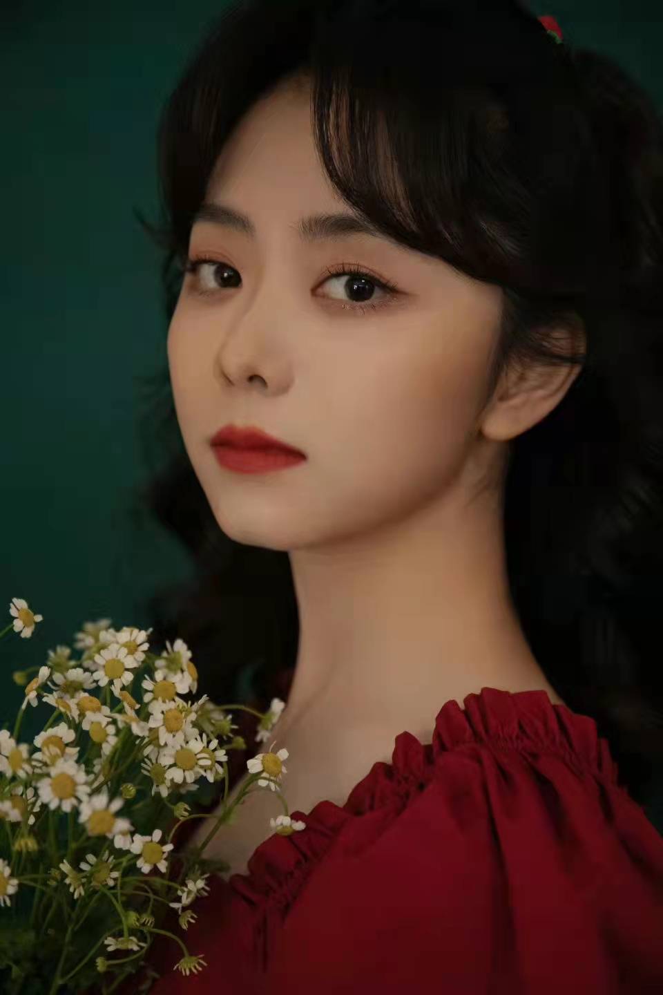 谭松韵这套复古红裙造型太惊艳了网友直呼太美了