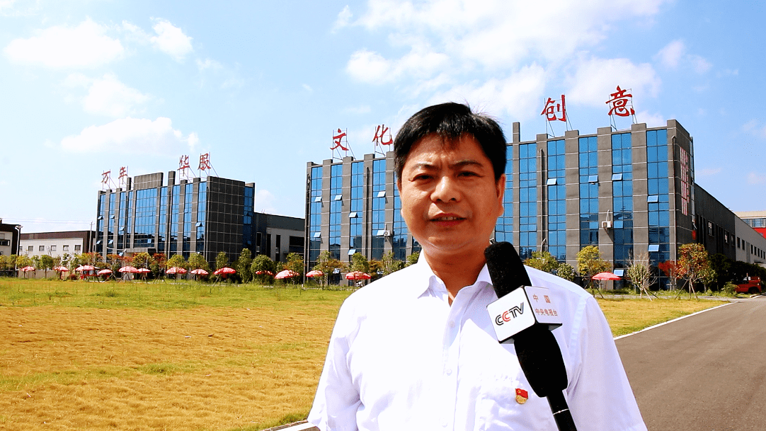 万年县人民政府副县长李锦春介绍,万年县纺织新材料企业已超过150家