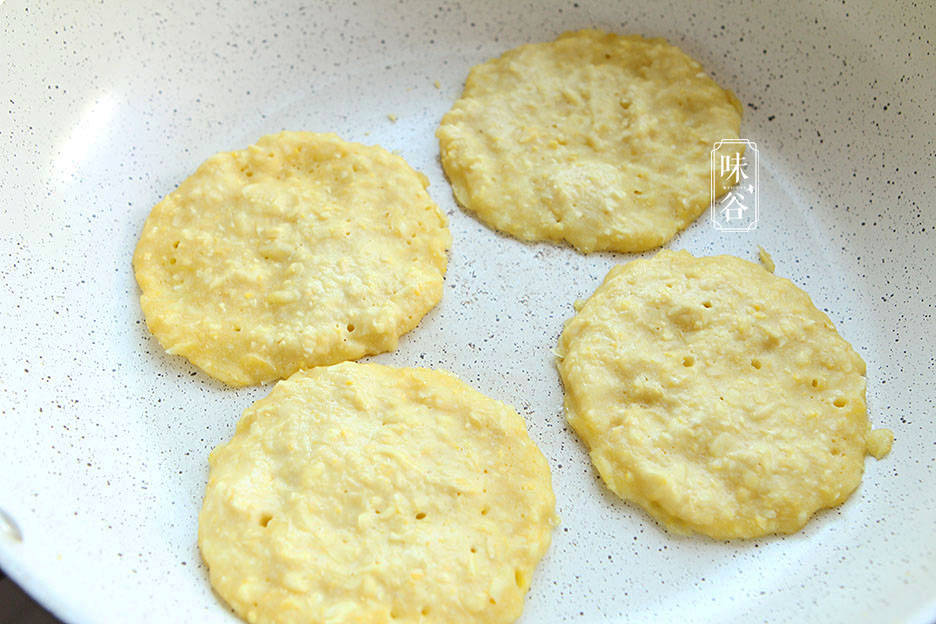 粗粮|早餐多给家人吃这粗粮，做成早餐饼，香甜松软营养足，全家喜欢吃