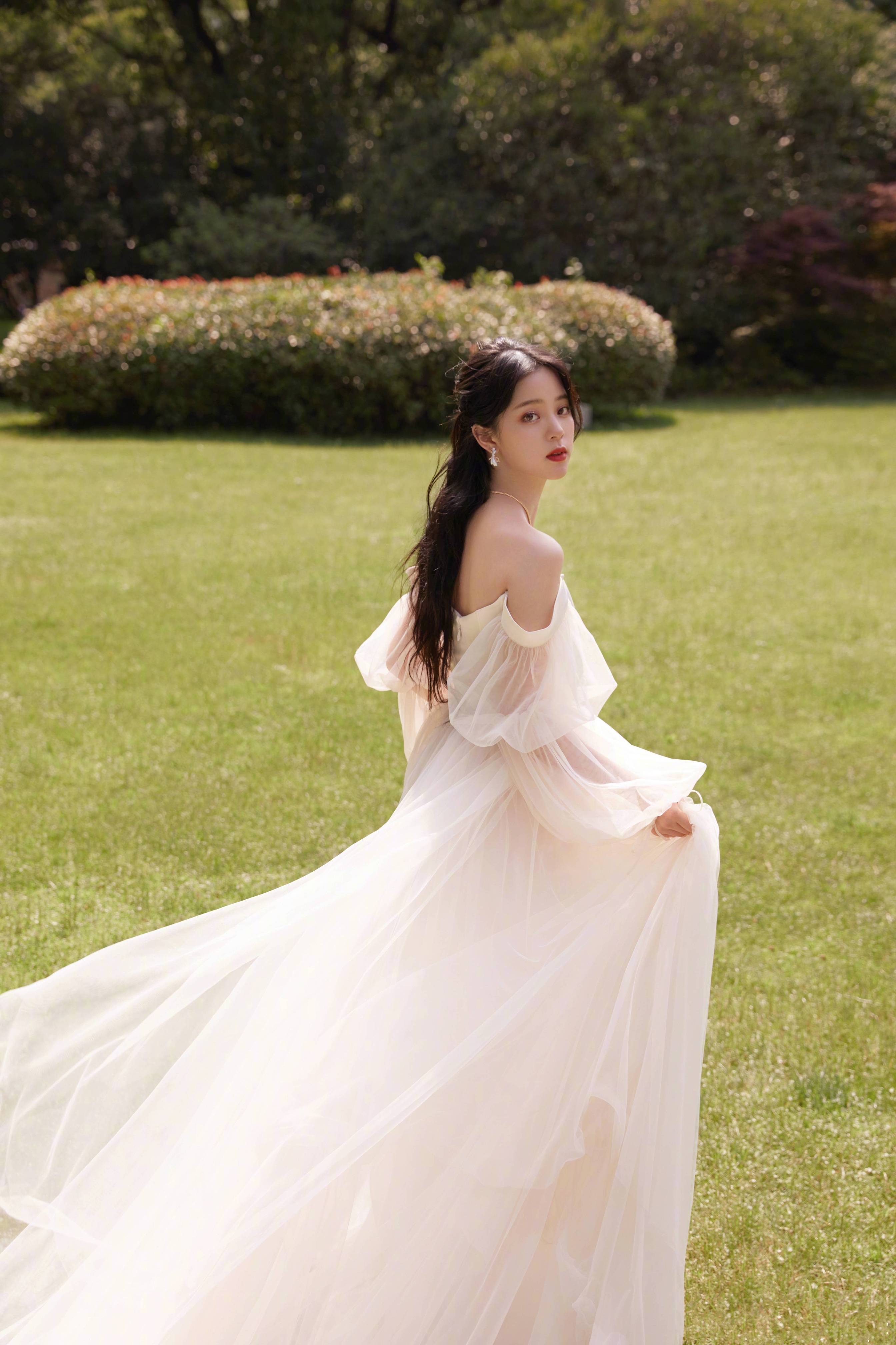 原创欧阳娜娜穿仙女裙亮相甜美少女感爆表造型堪比在逃公主