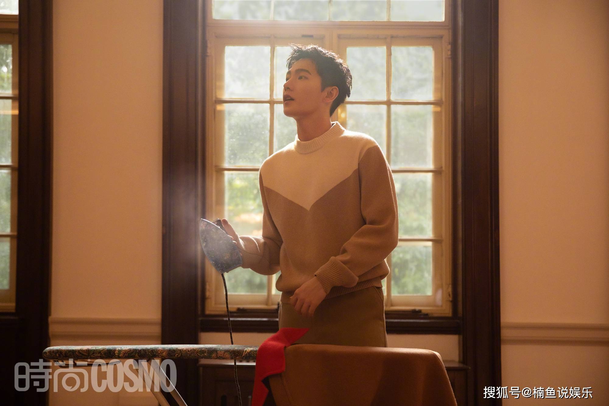 西装 杨洋老上海写真好迷人,穿玫红色西装潇洒刮胡子,妥妥的花花公子