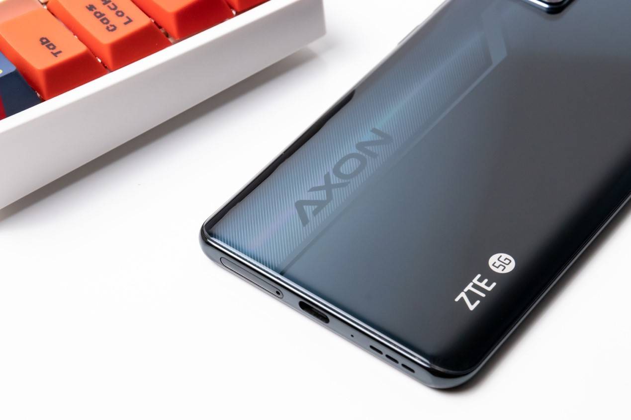 都是两千档,中兴axon30比别人更拼命