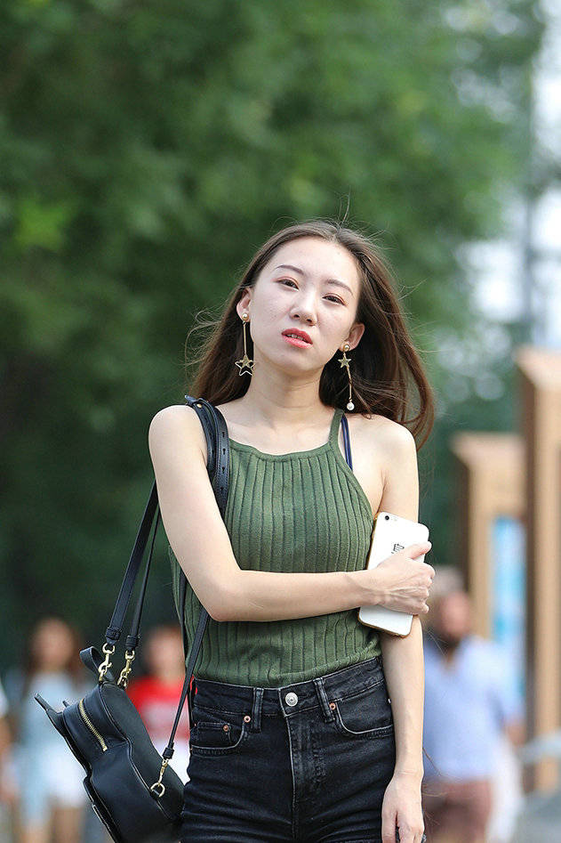 身材 黄色的吊带裙简单又清爽，给人一种明快的感觉，甜美感十足