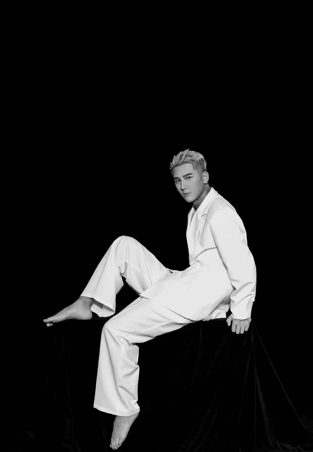 董玉峰时尚摩登大片释出 于交错光影中展露清冷成熟气息_轮廓