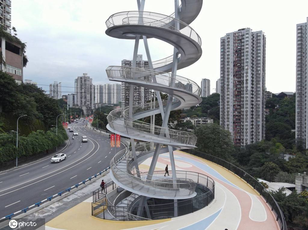 重庆现7层螺旋天梯如弹簧直冲云霄