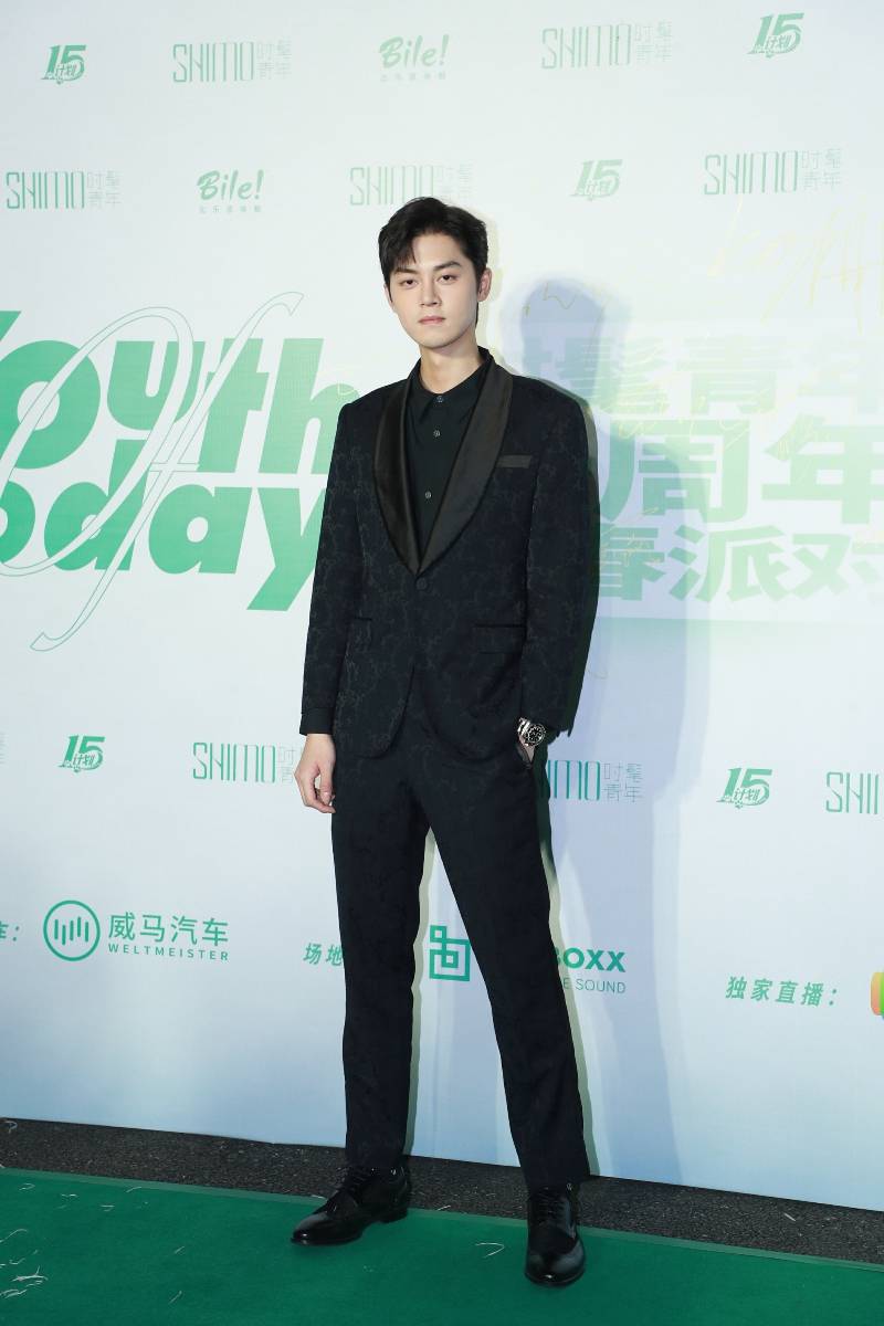 李艺彤强东玥吴哲晗比美 高杨谢彬彬西装造型酷帅