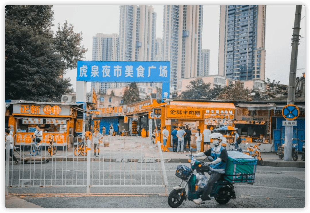 9月17日,虎泉夜市被整体拆除.地铁11号线虎泉站即将上线.