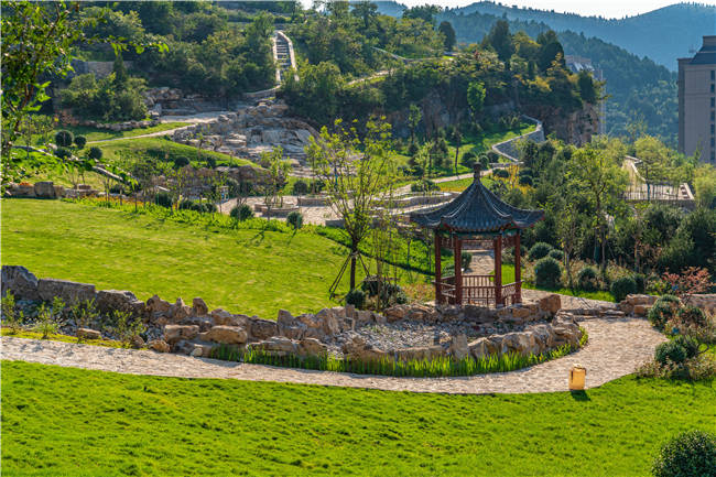 打造山体公园中首个亲绿草地济南高新区全力打造美丽宜居城区