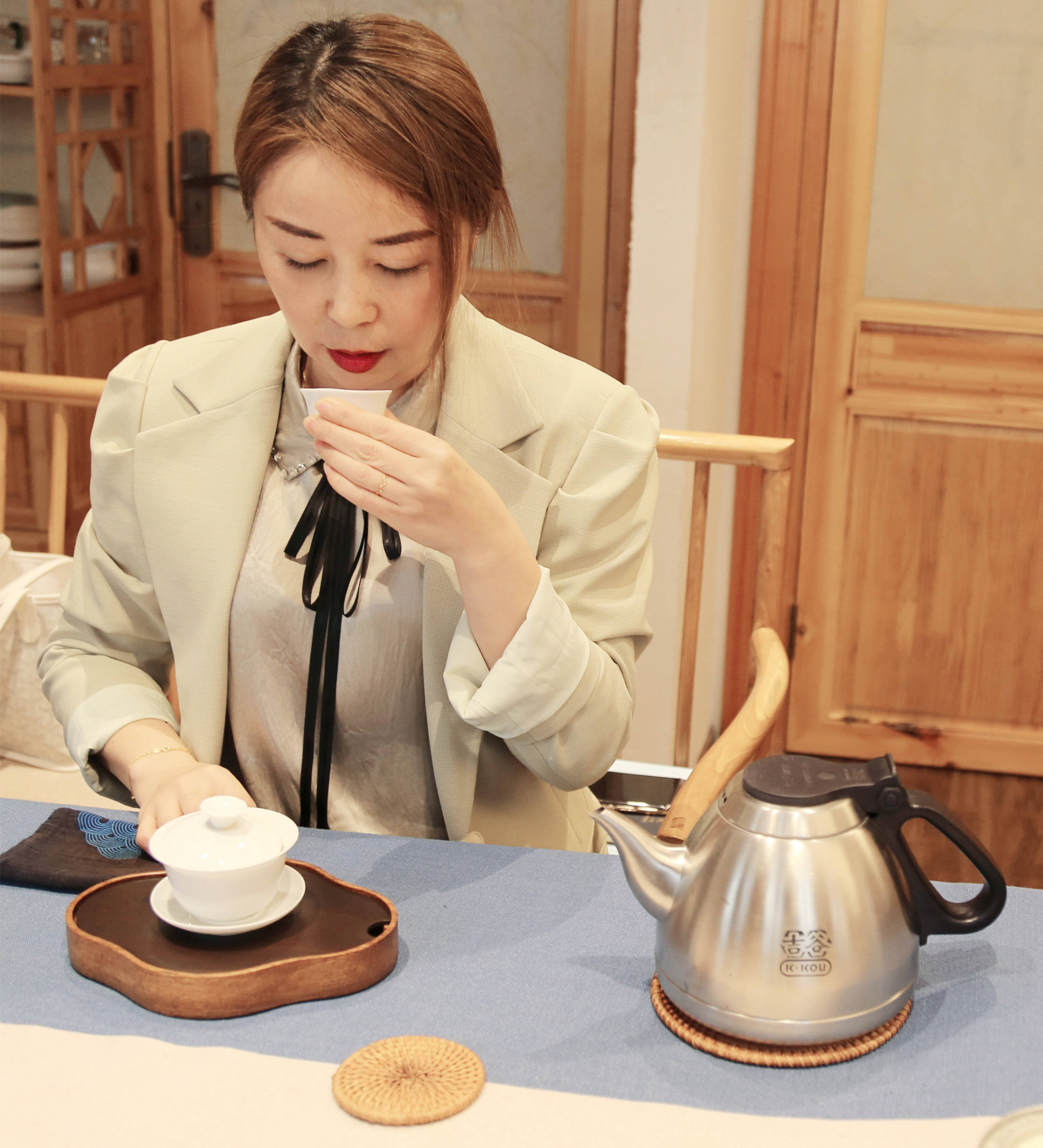 来,看看茶艺班可爱又用功的学员们!