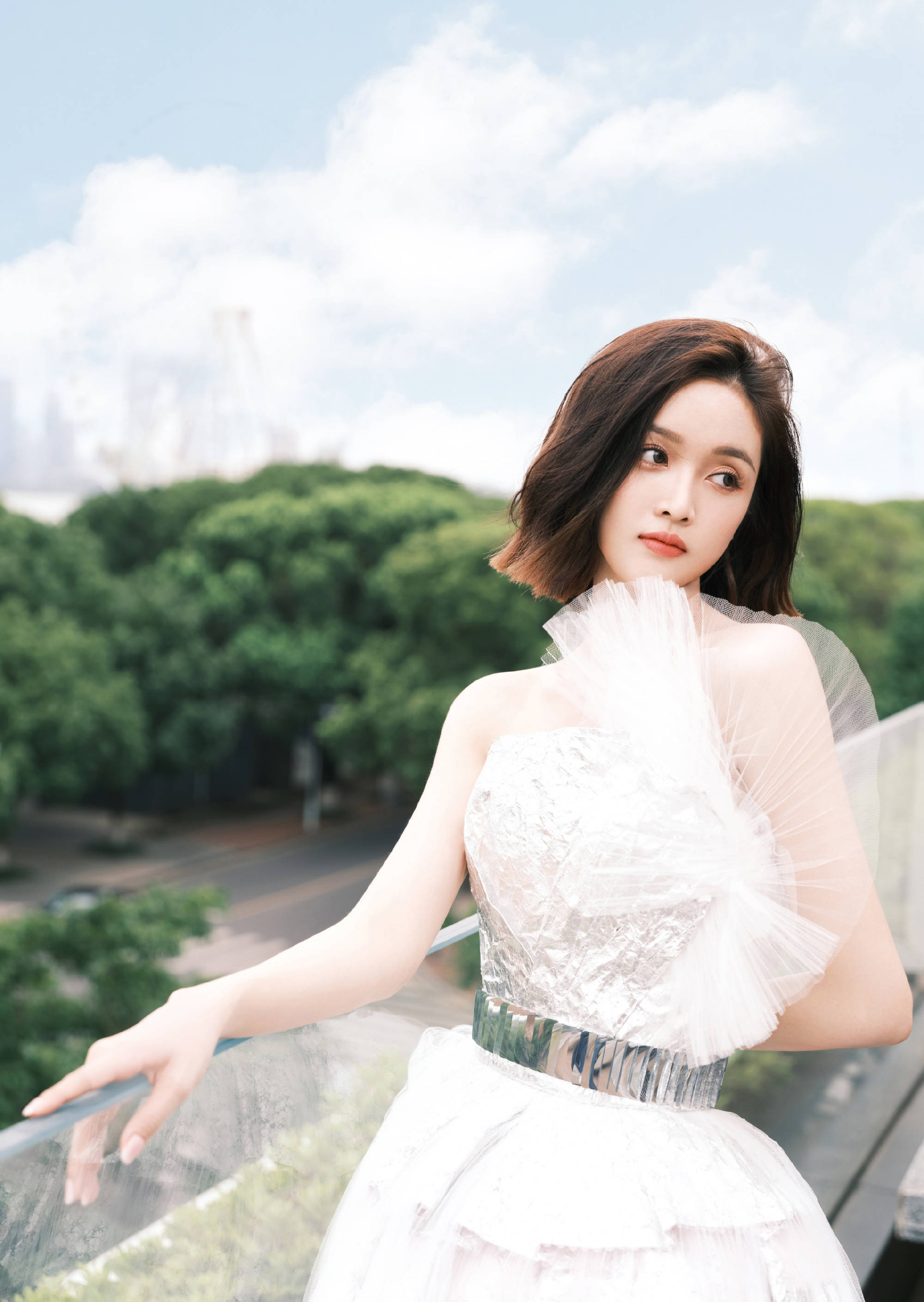 吴宣仪白色纱裙大秀美背 裙摆飘逸甜美可人