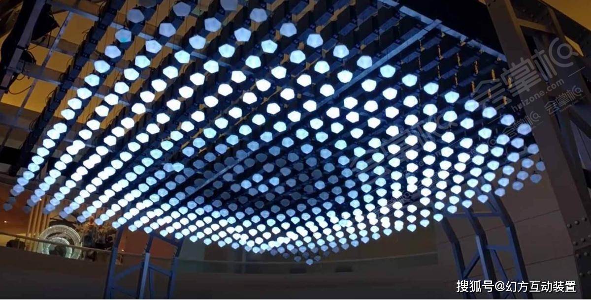 矩阵吊顶水晶球光彩夺目