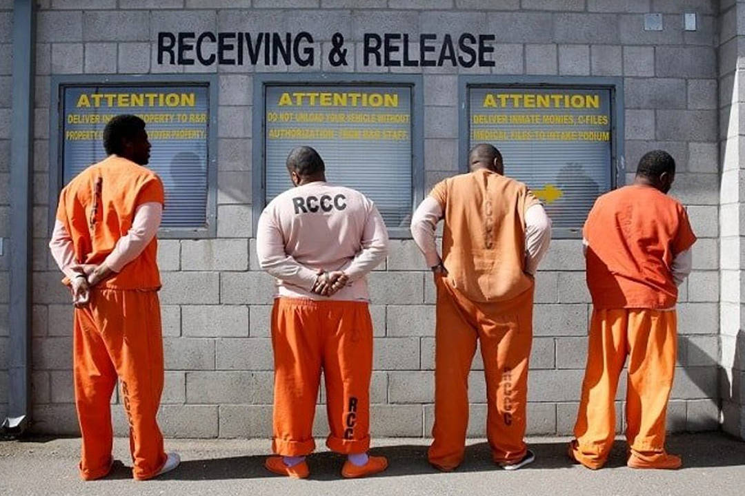 不过无论是来源于哪种说法,这种穿搭最终是在90年代,匪帮说唱鼎盛时期