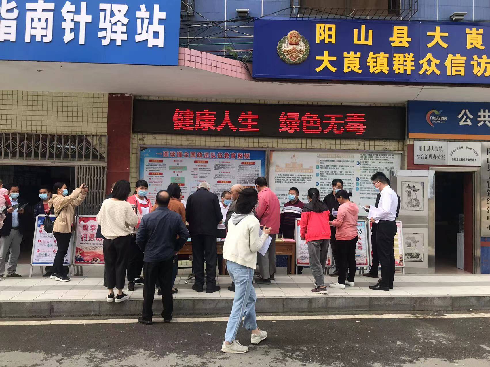 肖剑平书记向广大民众发放禁毒资料和禁毒标志环保袋,结合图文现场