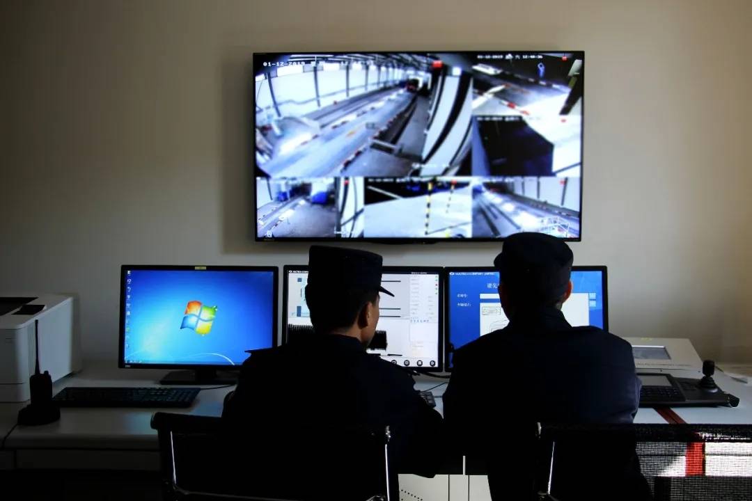 只见背影的神秘警察_侦查员