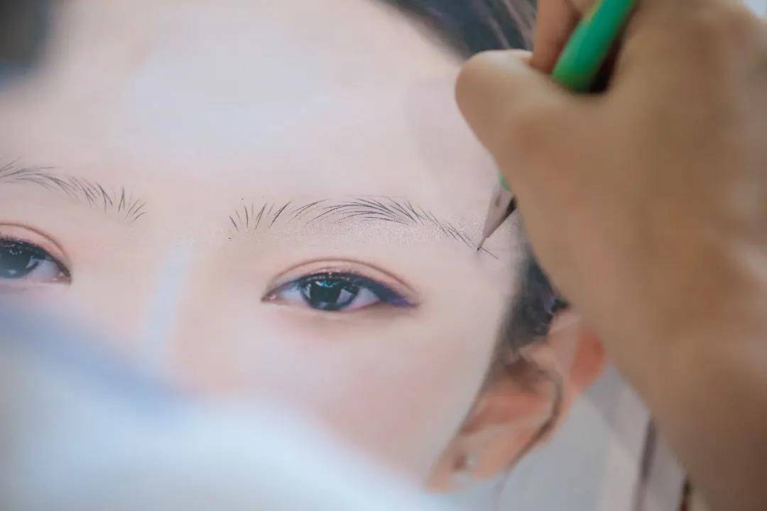 机器当顾客问：手工做眉和仪器做眉的区别在哪？你要这样答！