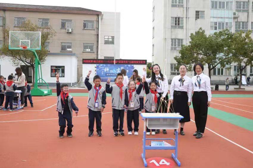 酷炫的无人机表演苏州市吴江区七都小学科技文化节开幕