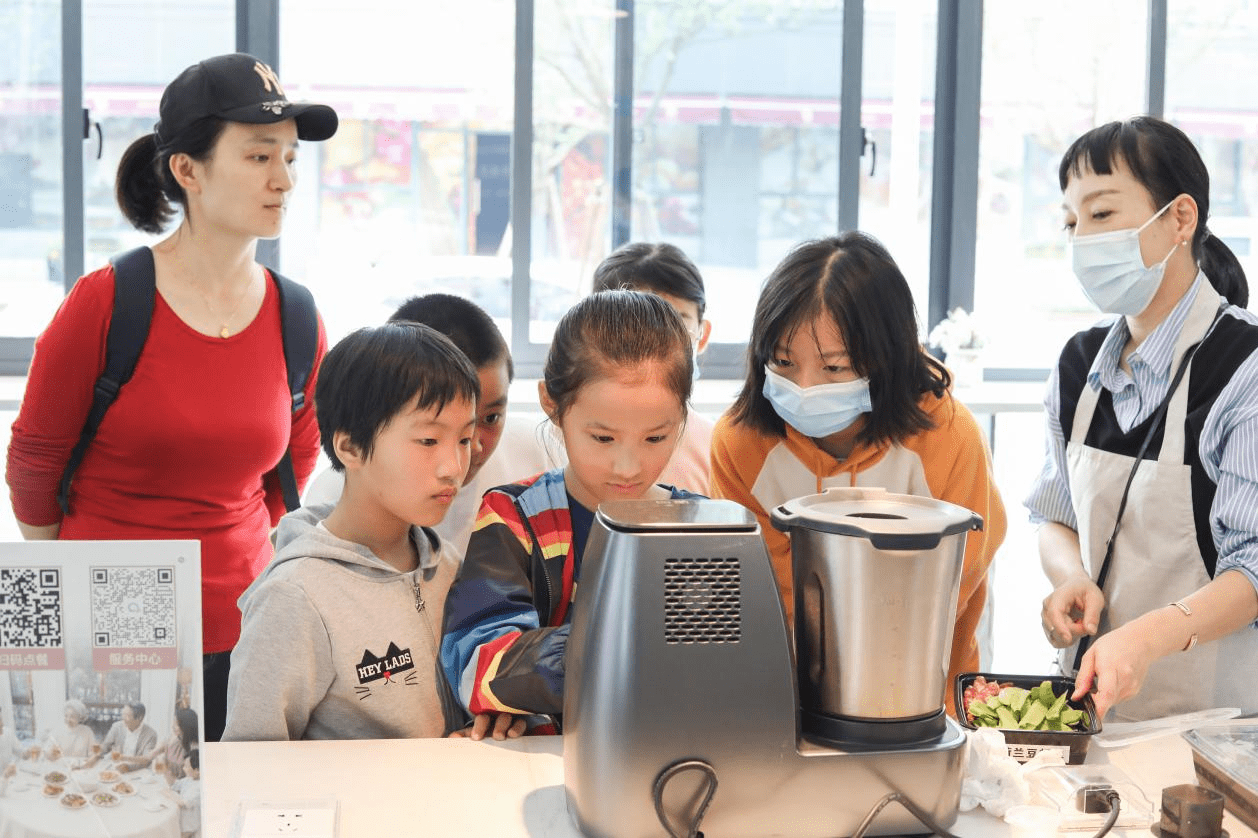“做你骄傲的掌厨家”田螺云厨AI烹饪实践体验课走进未来社区 