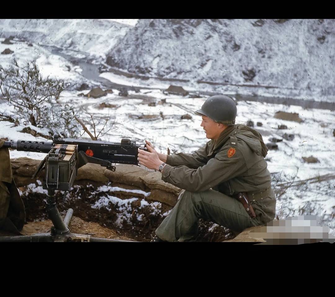 朝鲜战争一个美军士兵正在操作m2重机枪