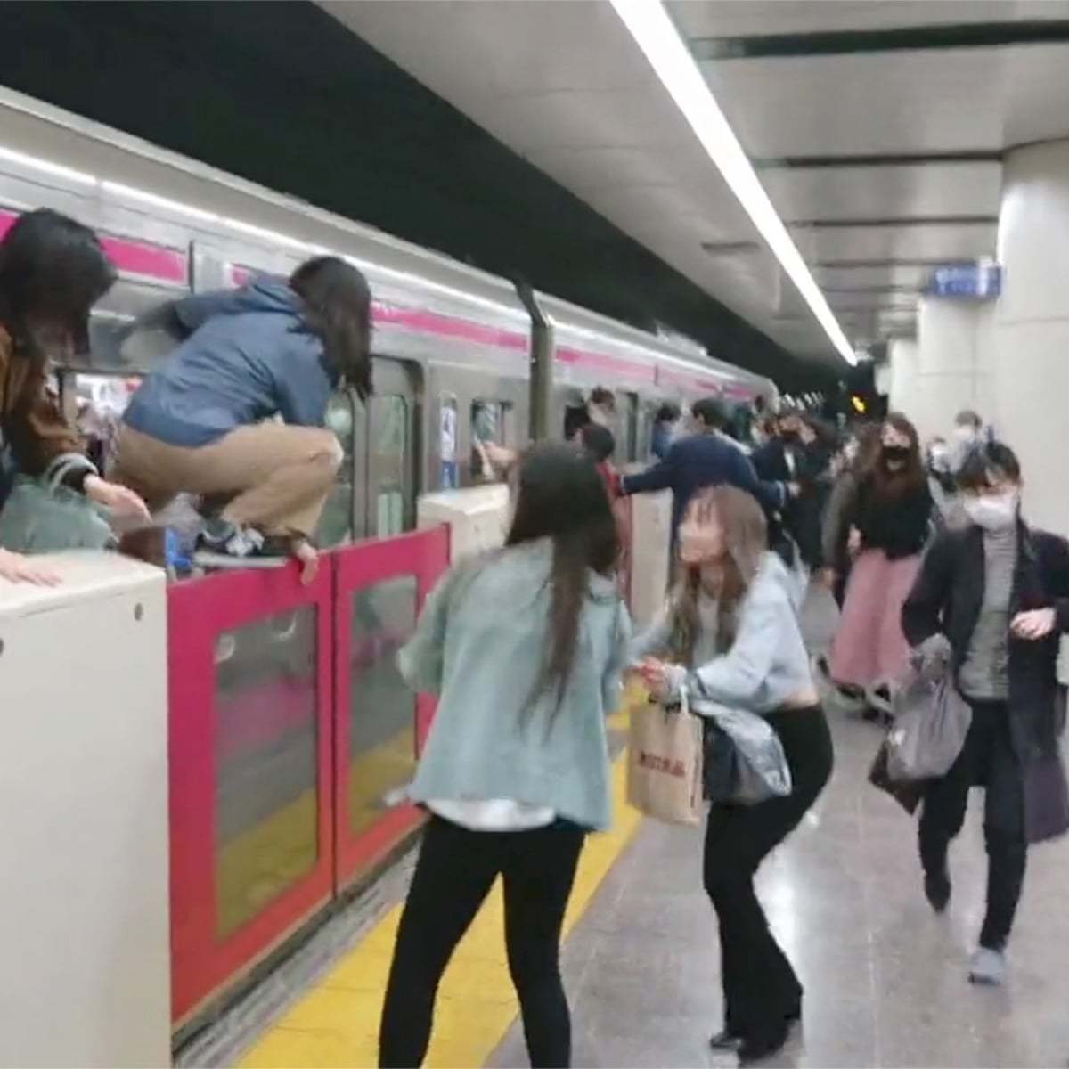 万圣夜东京地铁内 男申博官方app子扮作“小丑”持刀伤17人