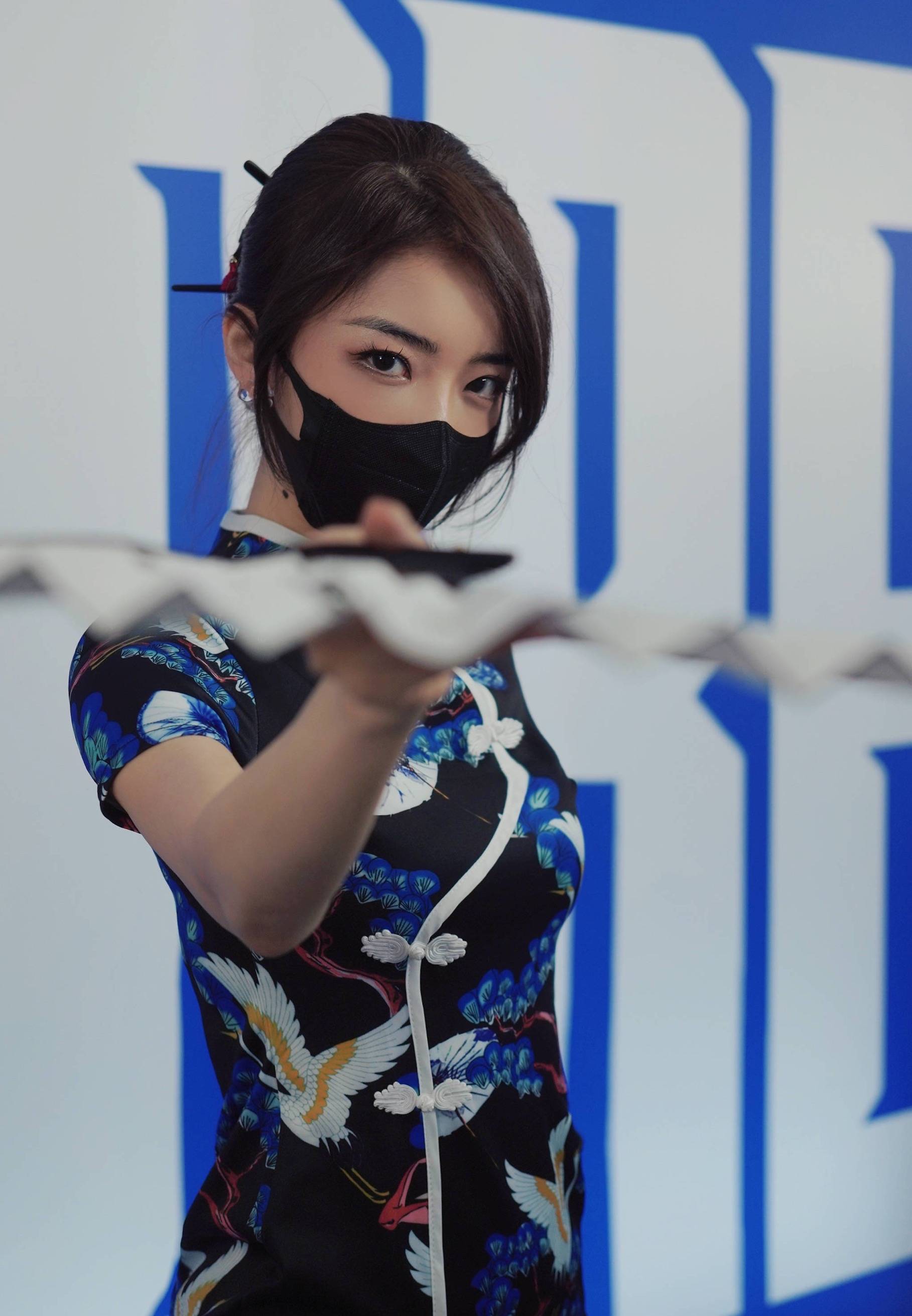 lpl主持人余霜身着中国旗袍世界电竞赛场传播中国文化