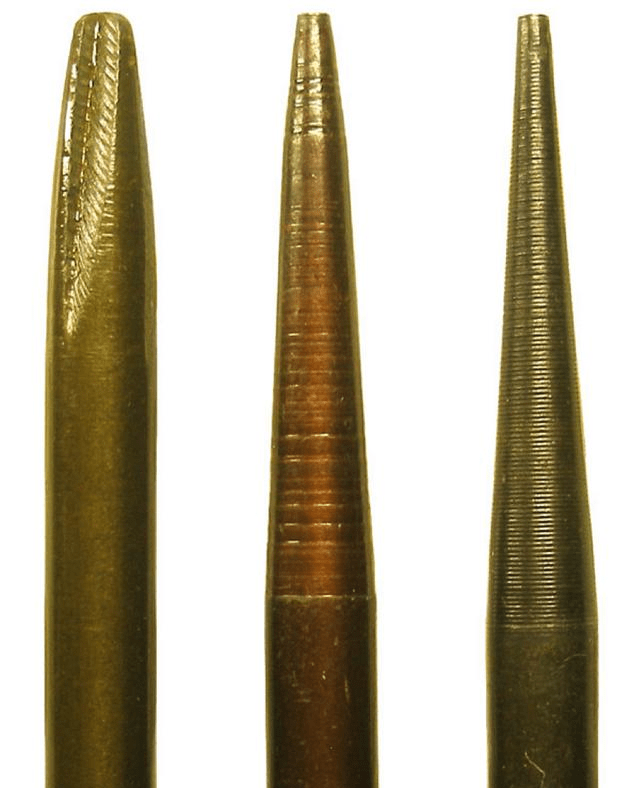 下弹头的自选导向槽,右侧的扁平弹尖就是用来形成空泡的由于没有膛线