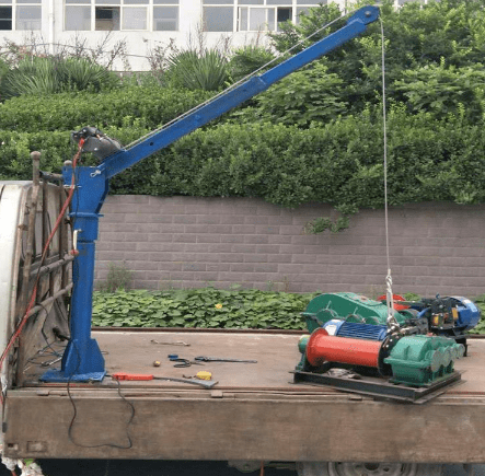 车载小吊机在使用时不用压配重,直接在底座拧螺丝拧到车厢内就可以