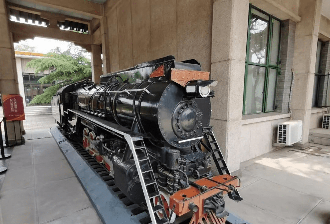 兴建了长辛店机车车辆厂,为京汉铁路修理和装配火车头和车厢,这里也