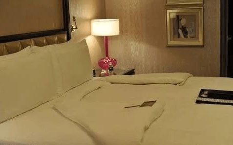 酒店床头为啥放4个枕头，床尾那块布又是干嘛的？酒店经理告诉你