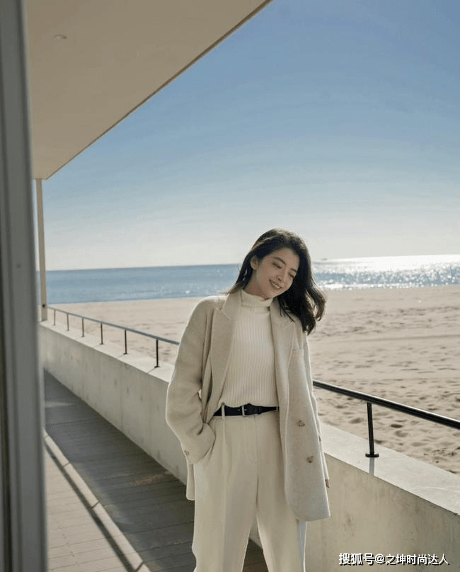 显得 一件休闲毛衣,一条牛仔裤,搭配上一顶牛仔渔夫帽,可是却显得倍儿有精神