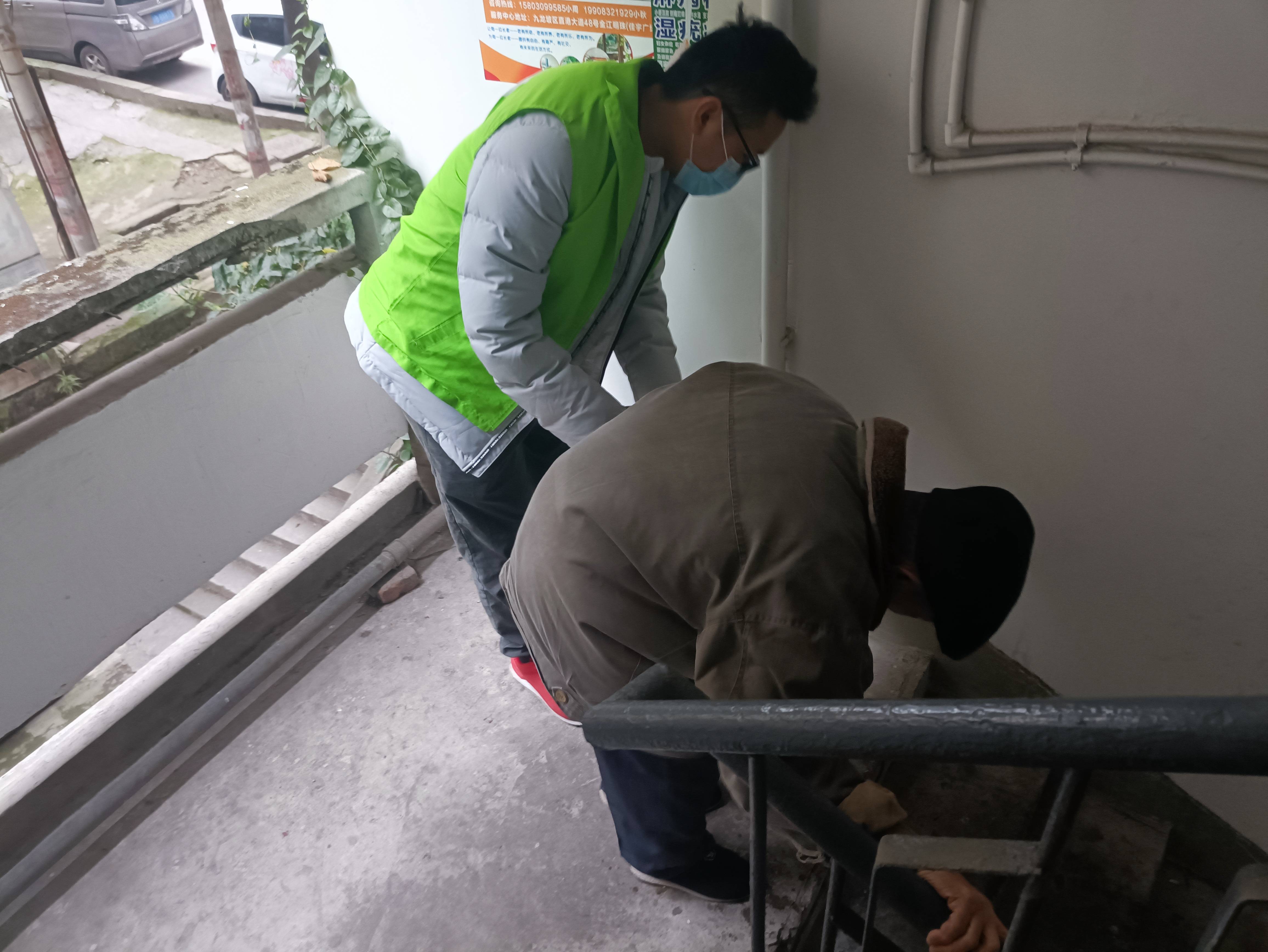 社工搀扶老人下楼就医