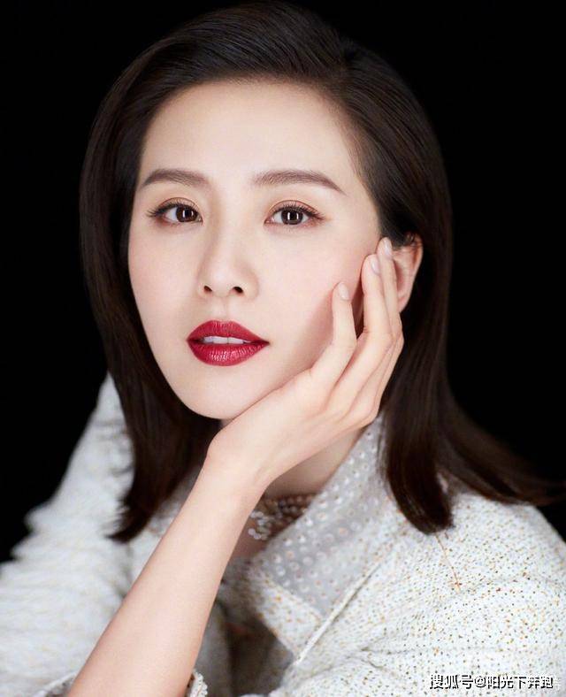 唇膏皙活：只需4个步骤，让你轻松打造氛围感十足的韩系淡颜妆！