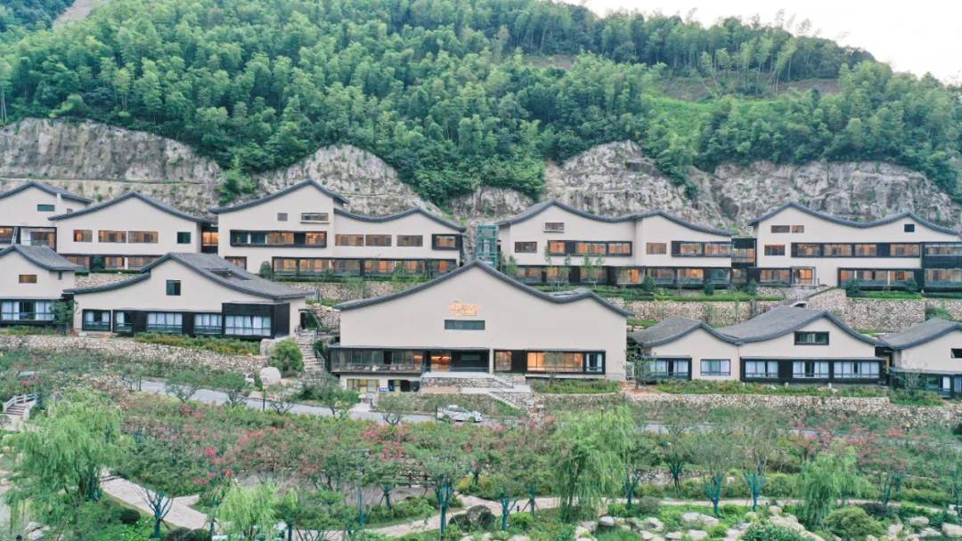 葛仙村位于江西上饶铅山县,背倚葛仙山,葛仙山因东汉葛玄在此山修炼