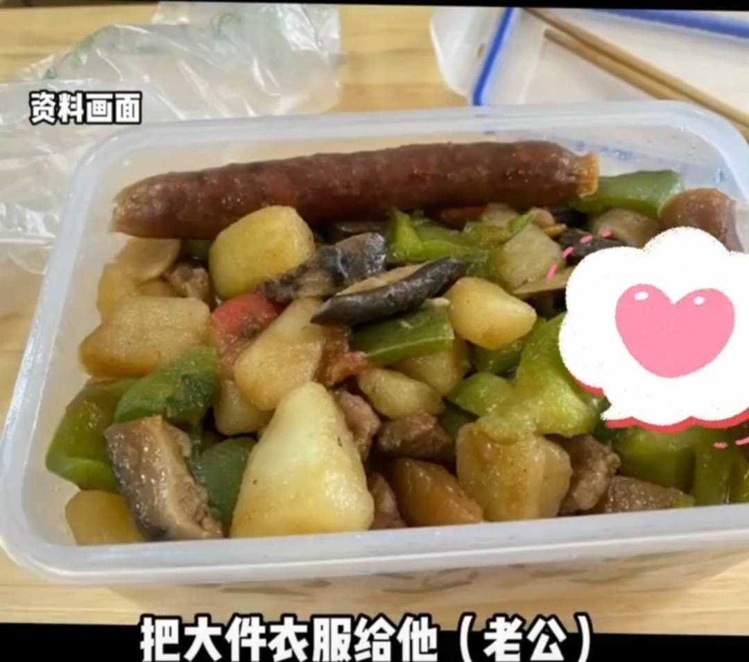 年也|婆婆那电饭煲给上大四的儿媳送饭，女生的一句话让人羡慕不已！