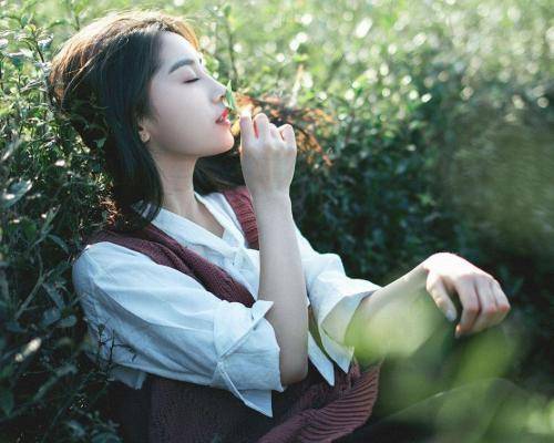他的炙热在我那不肯退出我虚弱地承受他不断的索取