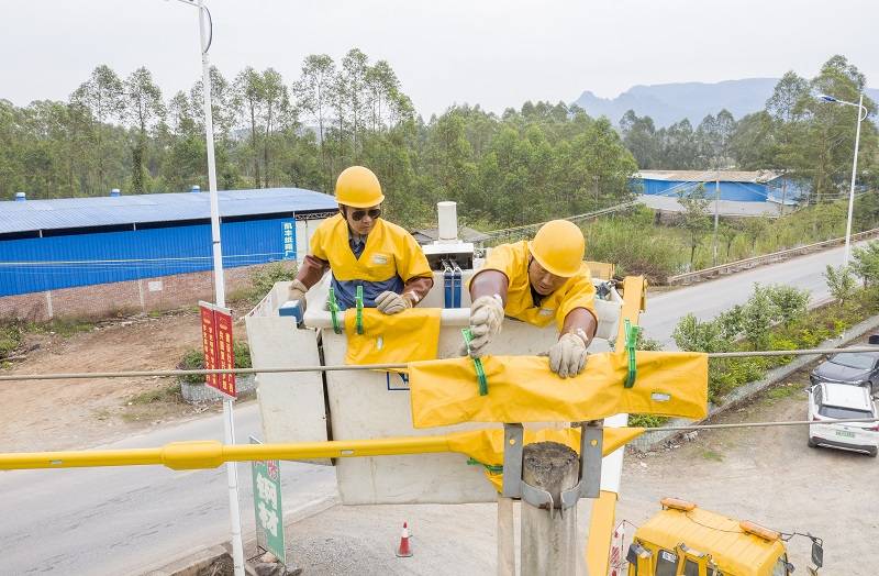 南网广西梧州供电局：机器人带电绝缘喷涂 为裸导线穿上“绝缘衣”（图）