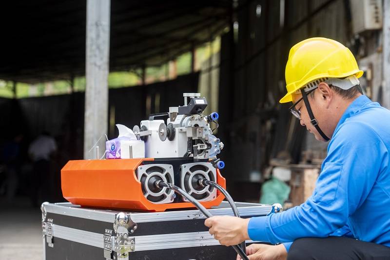 南网广西梧州供电局：机器人带电绝缘喷涂 为裸导线穿上“绝缘衣”（图）