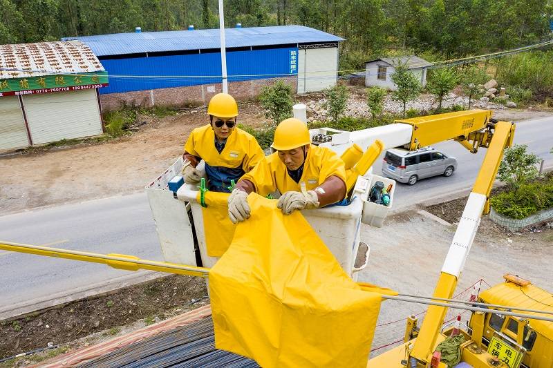 南网广西梧州供电局：机器人带电绝缘喷涂 为裸导线穿上“绝缘衣”（图）
