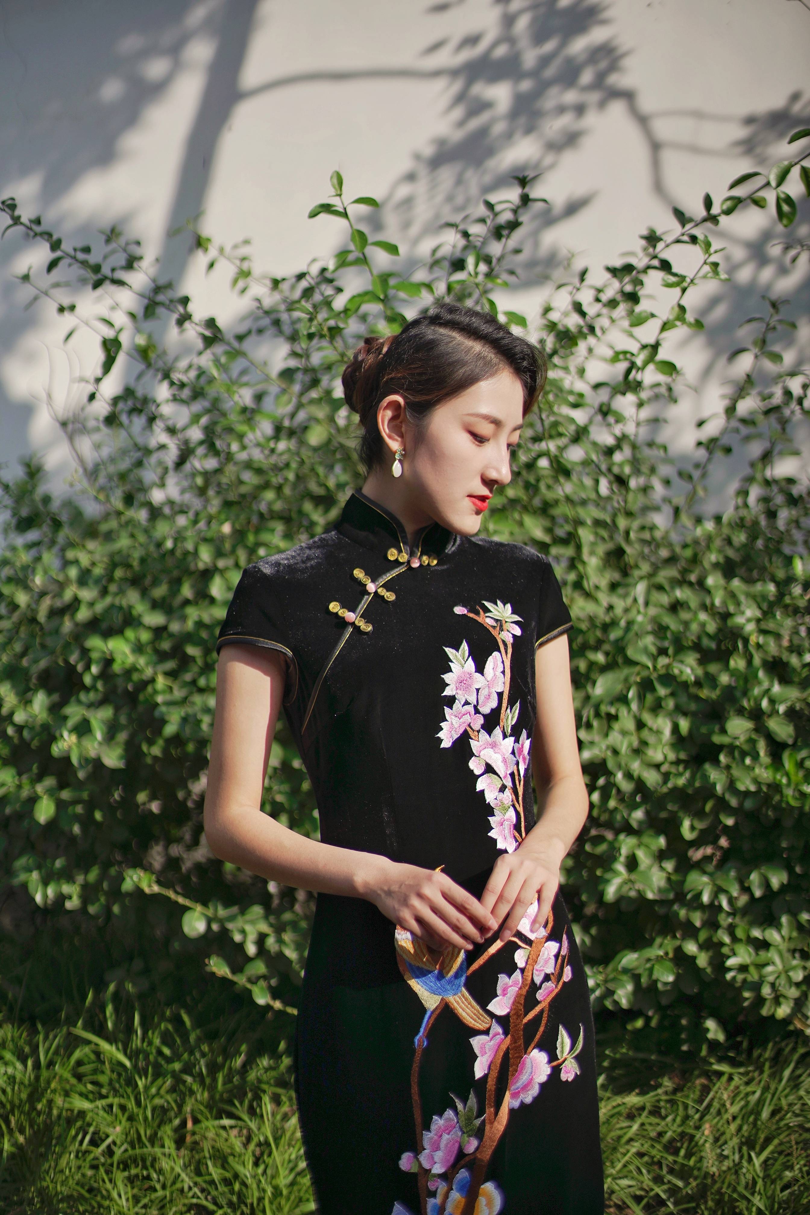 女子 穿一袭素雅的旗袍，轻松撩动整个冬季