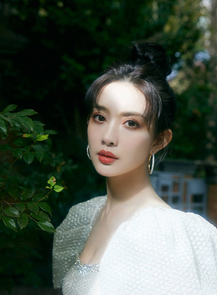 孟子义亮相活动似公主出巡灵动迷人尽显浪漫色彩