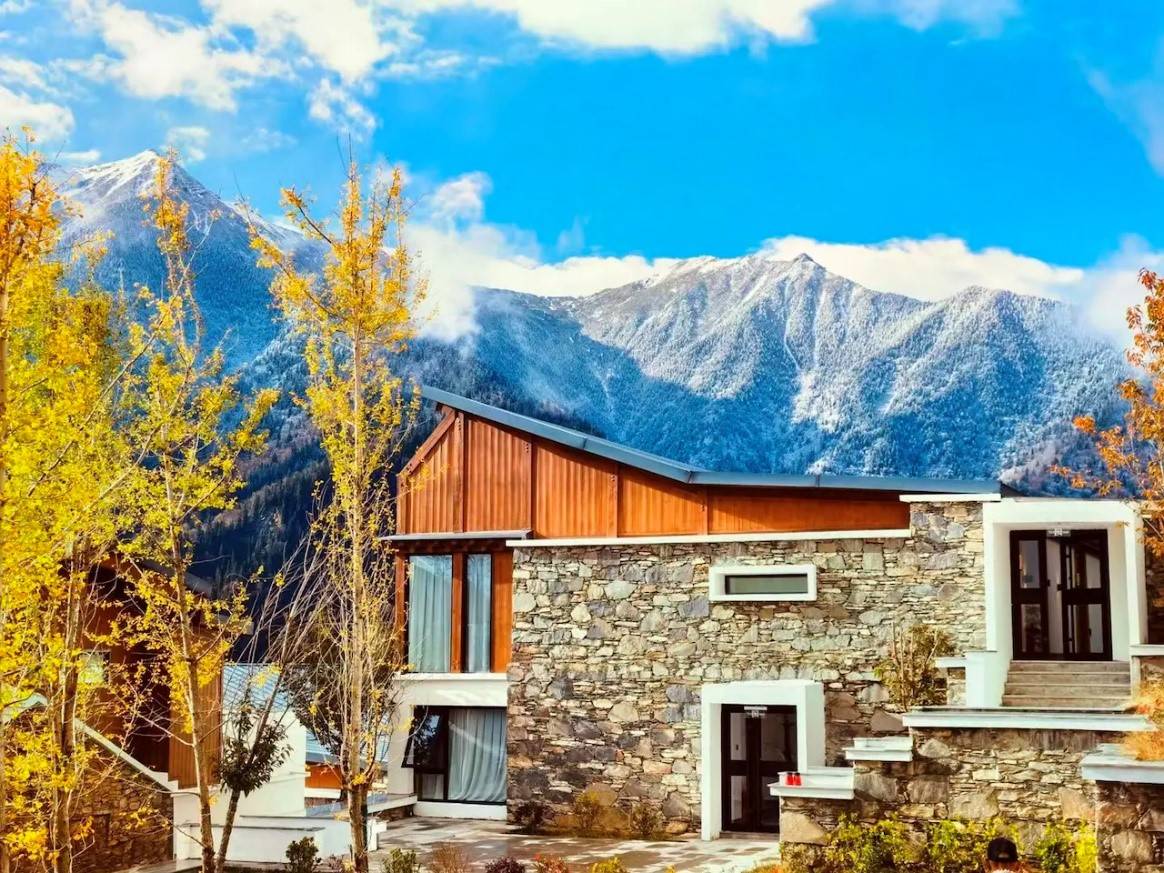 毗邻冰川,雪山美景尽收眼底的黑水嘎尔庄园海拔1,400米,坐拥绝佳山景