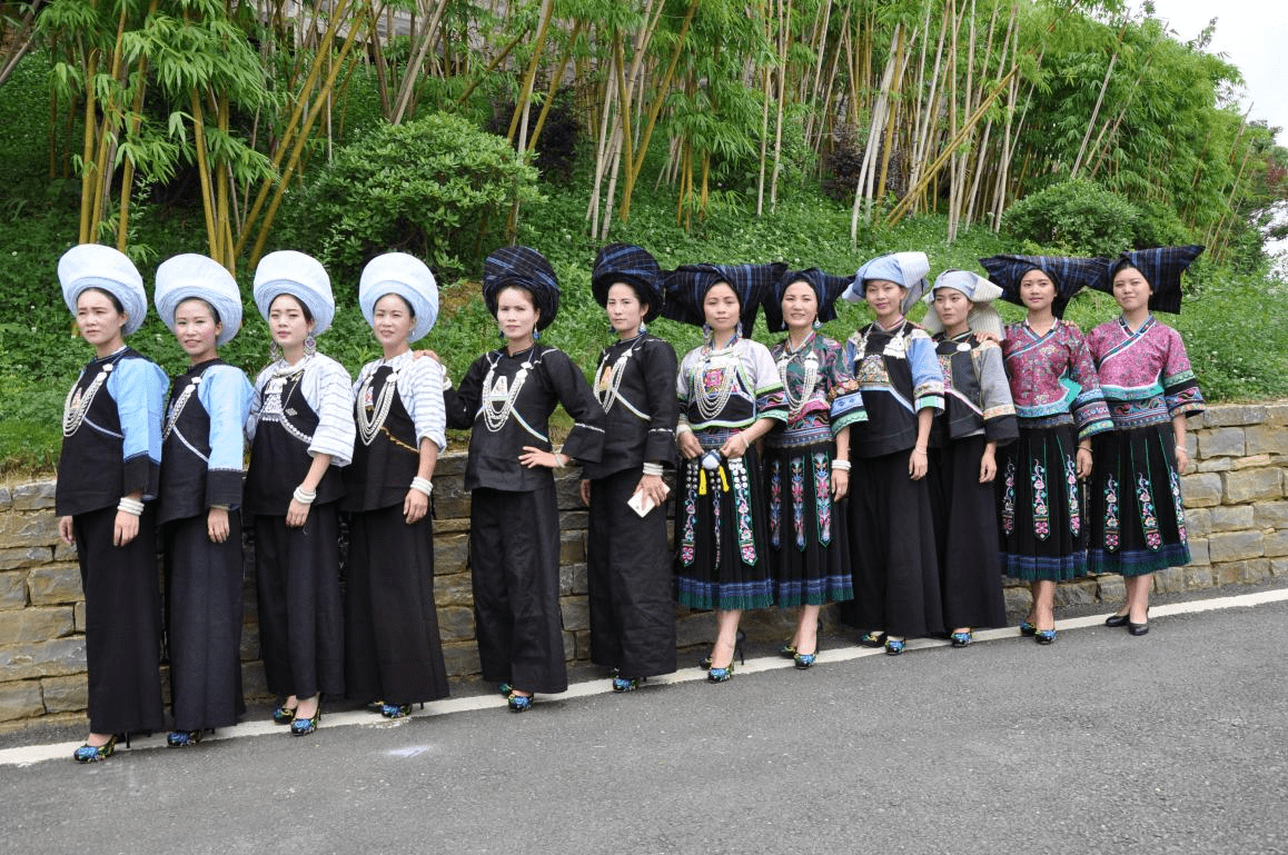 六盘水布依族服饰图片