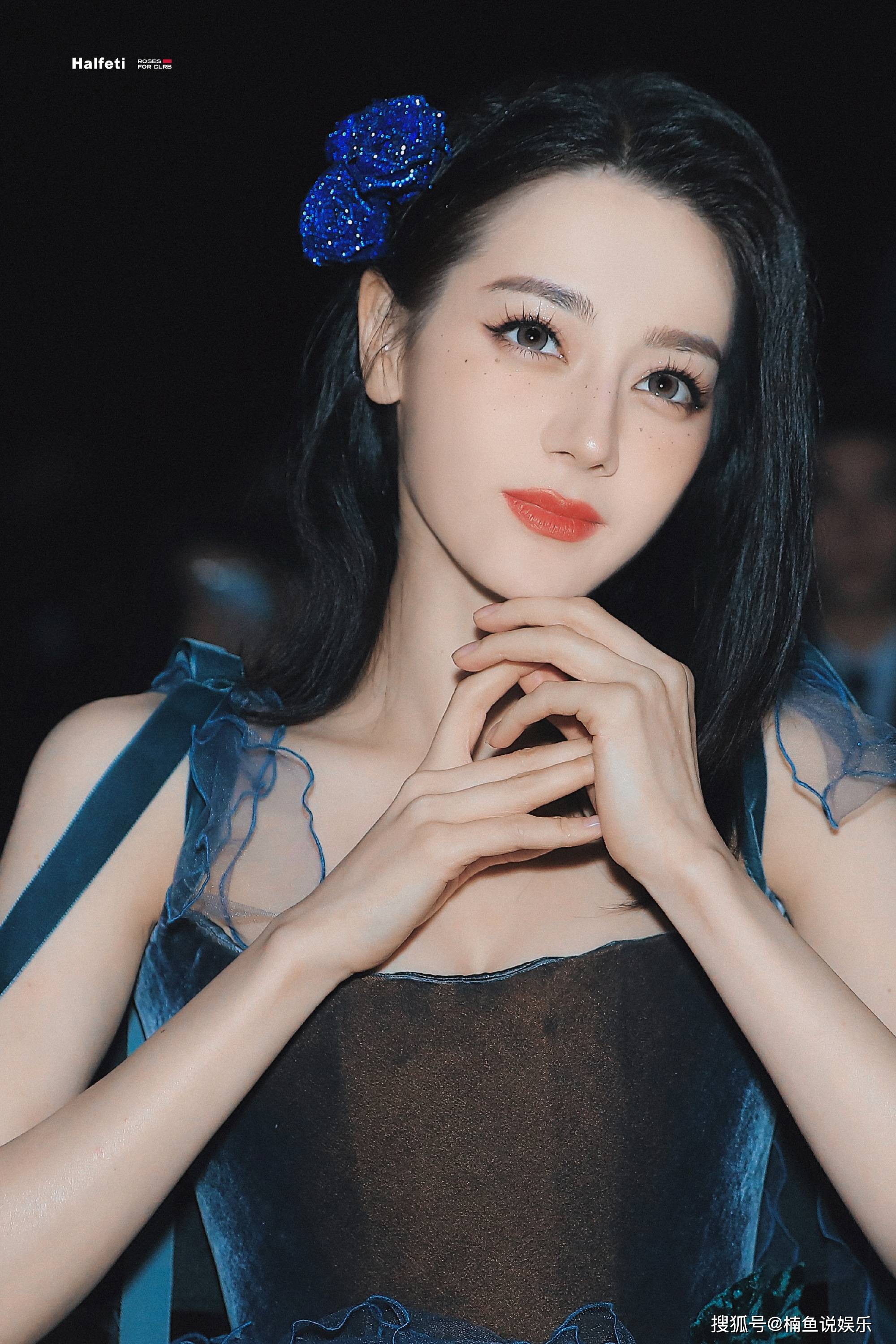 原创迪丽热巴不愧是暗夜精灵!穿蓝色连衣裙尽显优雅,美得挪不开眼