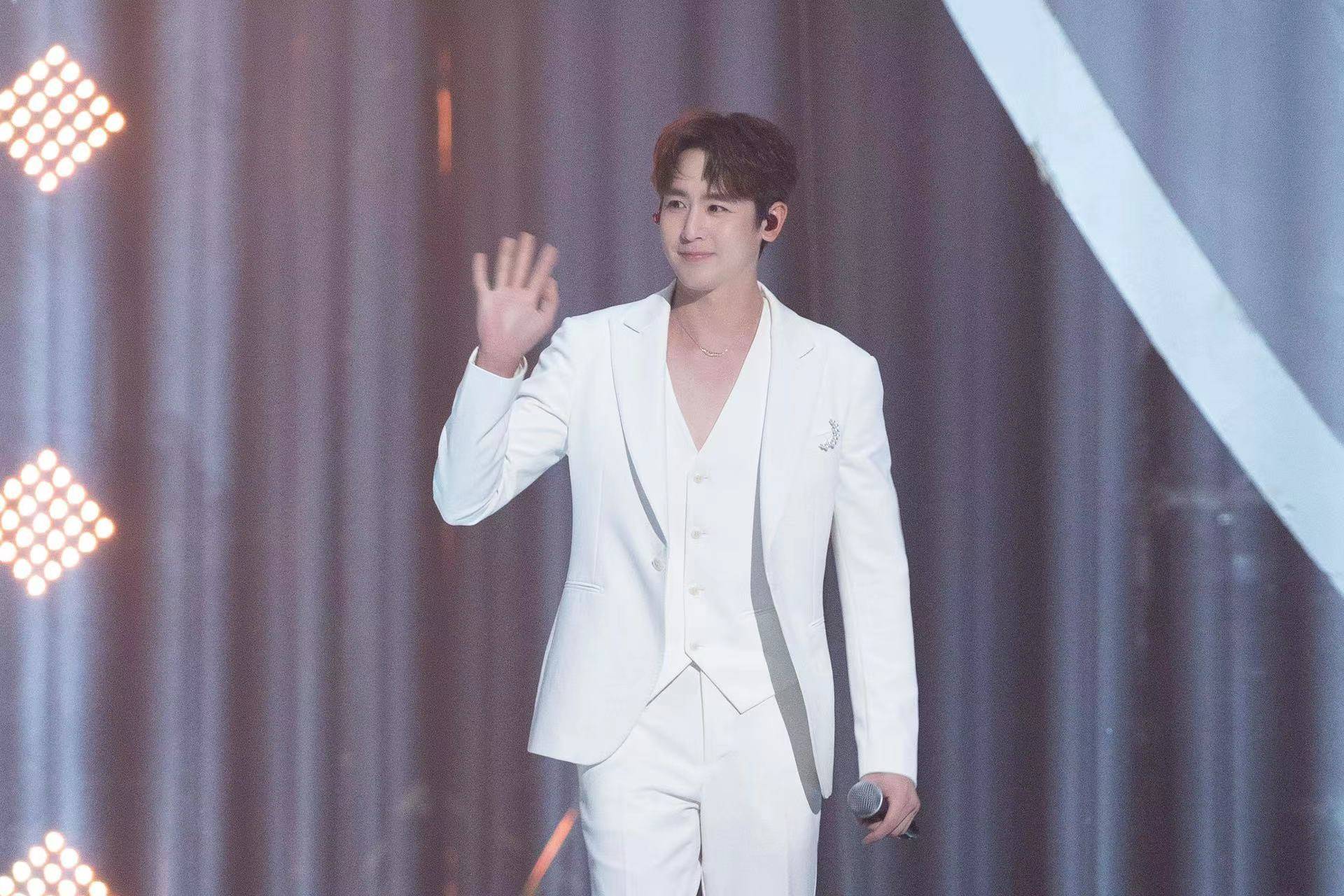 亚洲|《追光吧》开播!尼坤全中文自弹自唱发音超标准