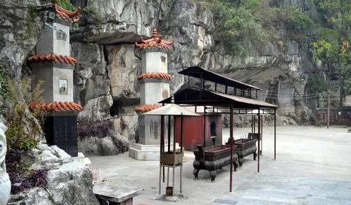 景致记录：桂林的省春岩，西洞石如肺叶，中洞石如龙，东洞石如兽