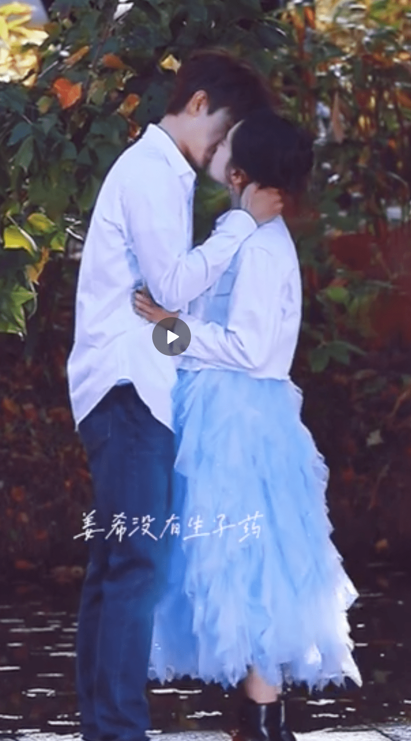 搜狐娱乐讯 11月23日,陈飞宇张婧仪正在拍摄的《打火机与公主裙》吻戏